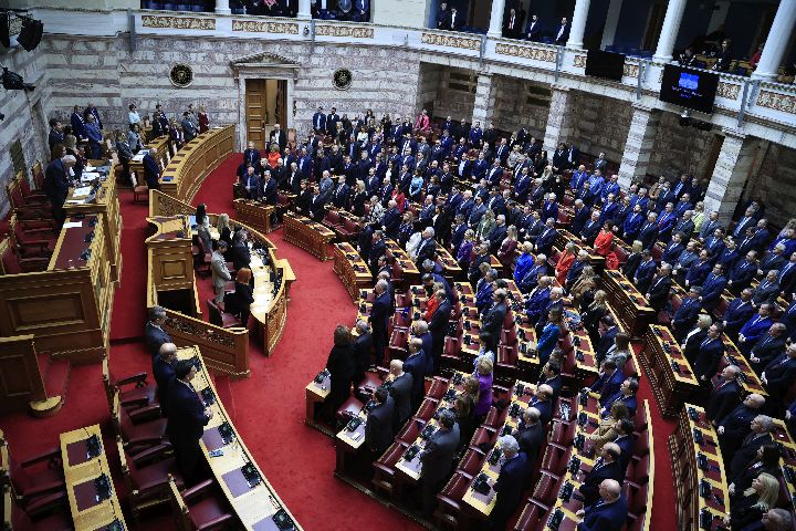 Φίλια πυρά, διαφοροποιήσεις και χειροκροτήματα διαταράσσουν την ενδοκυβερνητική ισορροπία