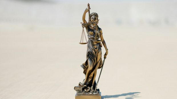 Κράτος Δικαίου: Στάσιμη η Ελλάδα σε μια Ευρώπη που βρίσκεται αντιμέτωπη με επίμονες προκλήσεις