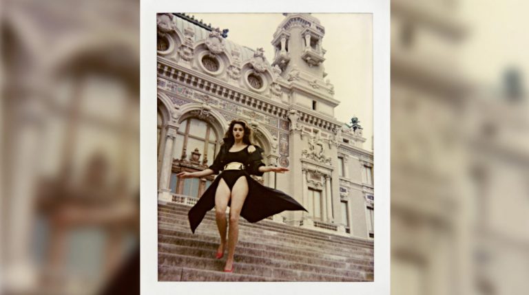 Δεν θα φορέσω σέλα: Η έκλυτη σαγήνη της Σίντι Κρόφοντ σε σπάνια polaroid του Χέλμουτ Νιούτον