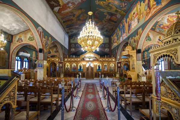 Χαμός σε εκκλησία της Αθήνας – Άντρας εισέβαλλε γυμνός την ώρα της λειτουργίας