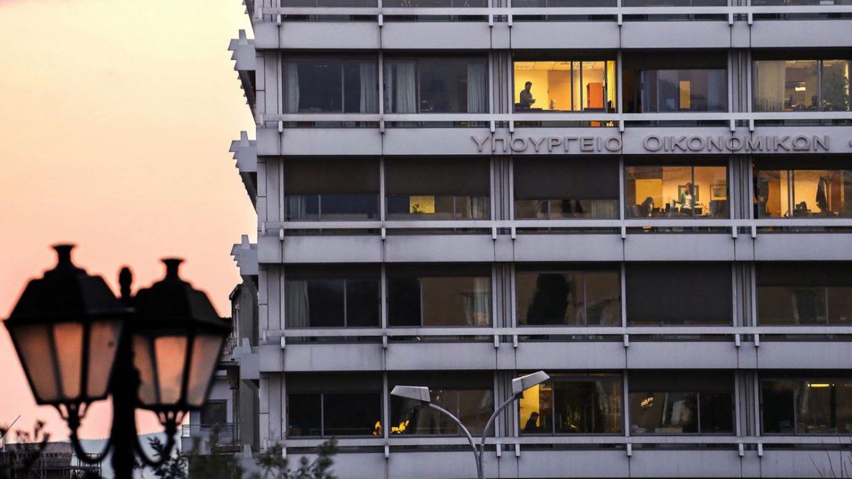 Οι αυξήσεις στους μισθούς των δημοσίων υπαλλήλων – Αναλυτικά παραδείγματα