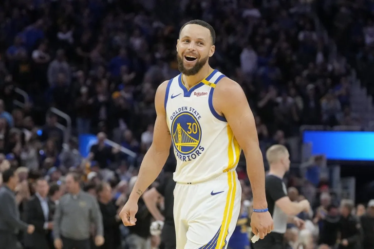 Ανησυχία στους Γουόριορς για τον Κάρι: Έπεσε άτσαλα στο παρκέ και παει για εξετάσεις (vid)