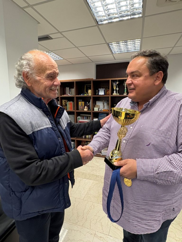 Τον 78χρονο δρομέα Χρήστο Χρηστίδη βράβευσε ο δήμαρχος Φιλοθέης-Ψυχικού