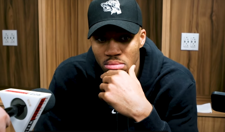 Αντετοκούνμπο: «Πρέπει να αγνοώ αυτά που λένε για μένα – Μου λείπει ο Μουτόμπο» (vid)