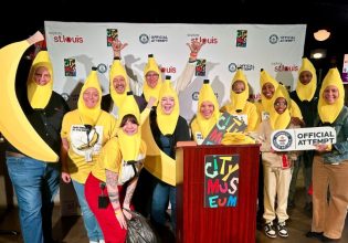 Ρεκόρ Γκίνες: Εκατοντάδες άτομα φόρεσαν καπέλα μπανάνας σε μουσείο