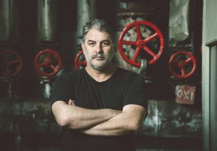 Ο Βασίλης Μπισμπίκης αποκτά νέα θεατρική στέγη στις «Κλωσταί Πεταλούδα-Μουζάκης»