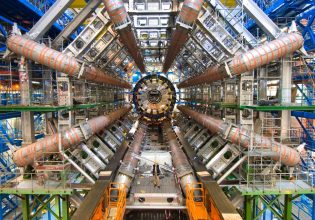 Παράθυρο στο Σύμπαν ή άχρηστο παιχνίδι; Η κόντρα για τον διάδοχο του Μεγάλου Επιταχυντή Αδρονίων