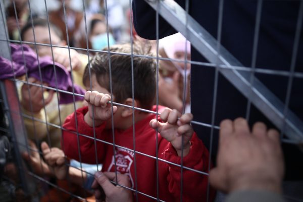 Υπουργείο Μετανάστευσης: Μεμονωμένα τα περιστατικά υποσιτισμού παιδιών στη δομή Σάμου