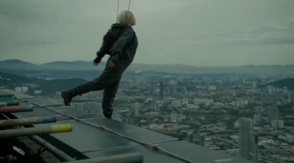 Η Florence Pugh πέφτει στο κενό από το δεύτερο ψηλότερο κτίριο στον κόσμο