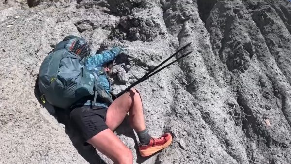 Καρέ καρέ η διάσωση αναρριχήτριας που είχε γαντζωθεί σε βράχο για να μην πέσει