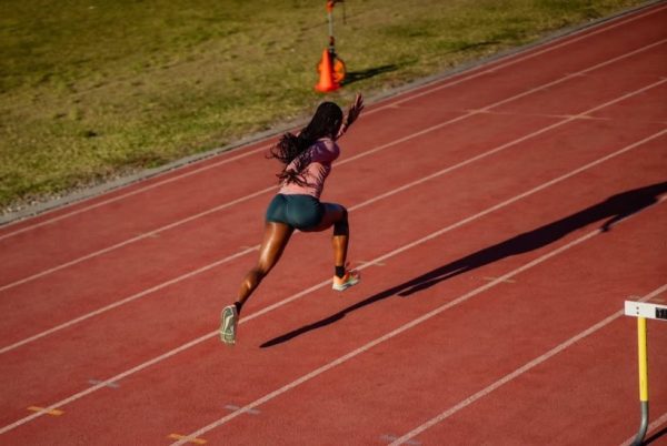 Μαμάδες κοντράρονται με την Ολυμπιονίκη Φρέιζερ-Πράις σε σχολικό αγώνα και το αποτέλεσμα είναι το… αναμενόμενο