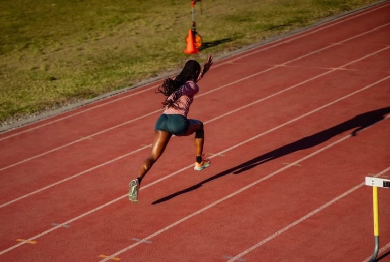 Μαμάδες κοντράρονται με την Ολυμπιονίκη Φρέιζερ-Πράις σε σχολικό αγώνα και το αποτέλεσμα είναι το… αναμενόμενο