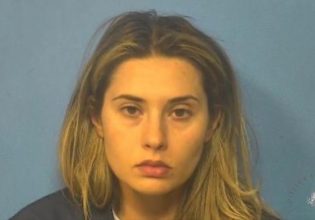 Καθηγήτρια συνελήφθη μπροστά στον σύζυγό της για τον βιασμό 15χρονου μαθητή της