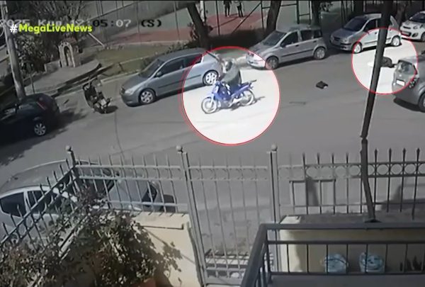 Αγία Παρασκευή: Ληστής με μηχανάκι αρπάζει την τσάντα πεζής και τη σέρνει στον δρόμο – Σοκαριστικό βίντεο