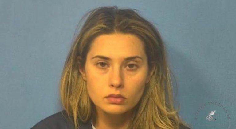 Καθηγήτρια συνελήφθη μπροστά στον σύζυγό της για τον βιασμό 15χρονου μαθητή της