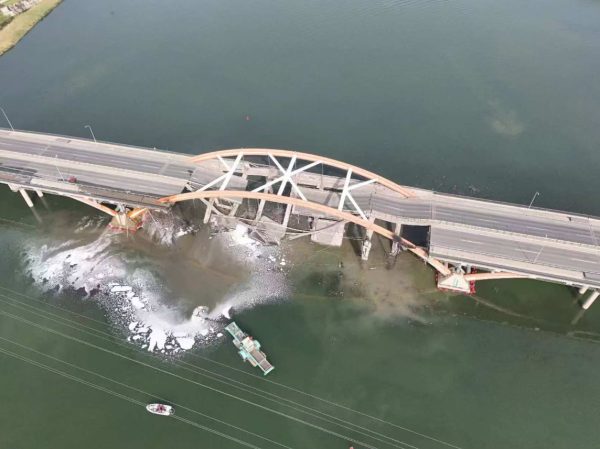 Γέφυρα κατέρρευσε στο Πεκίνο έπειτα από πυρκαγιά