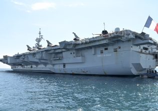 Στον όρμο Φαλήρου το γαλλικό αεροπλανοφόρο Σαρλ Ντε Γκολ