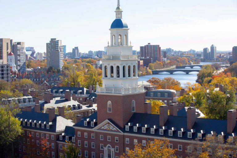 Ο Τραμπ απειλεί να περικόψει κονδύλια 9 δισ. δολαρίων για το Χάρβαρντ