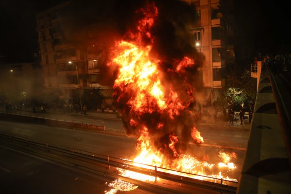 Νέος Κόσμος: Ανάσταση με βροχή από… μολότοφ, κροτίδες και βεγγαλικά (εικόνες και βίντεο)
