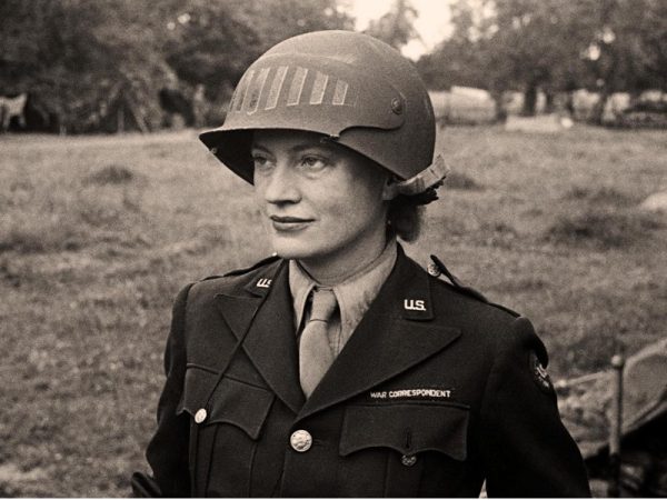 Ανάμεσα σε 10.000 άνδρες – Οι αφανείς καλλιτέχνιδες της πρώτης γραμμής βλέπουν τον πόλεμο διαφορετικά