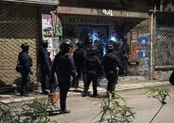 Τι εντόπισε η ΕΛ.ΑΣ. στην κατάληψη Ρασπράβα στα Εξάρχεια
