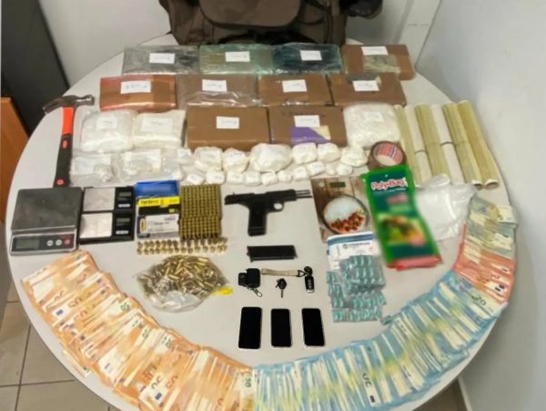 Θεσσαλονίκη: Συνελήφθη 31χρονος με 13,5 κιλά κοκαΐνη – Είχε και πολυβόλο με 306 σφαίρες