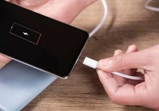 Κι όμως! Φορτίζουμε το κινητό μας λάθος: 4+1 κινήσεις που πρέπει να αποφύγουμε