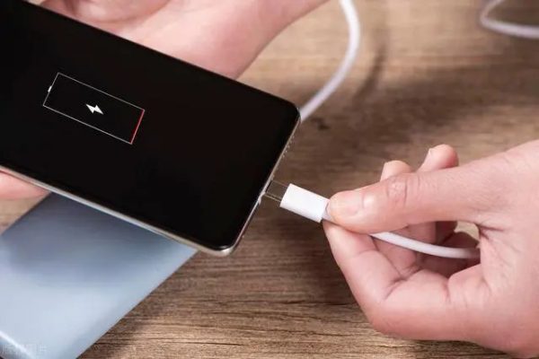 Κι όμως! Φορτίζουμε το κινητό μας λάθος: 4+1 κινήσεις που πρέπει να αποφύγουμε