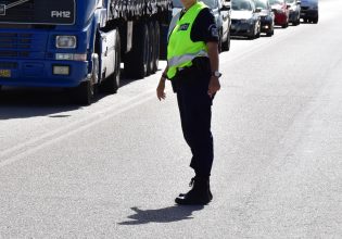 Θεσσαλονίκη: Η στιγμή που η 37χρονη αγνοεί το σήμα του τροχονόμου και τον πατάει με το IX [video]