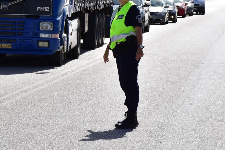Θεσσαλονίκη: Η στιγμή που η 37χρονη αγνοεί το σήμα του τροχονόμου και τον πατάει με το IX [video]