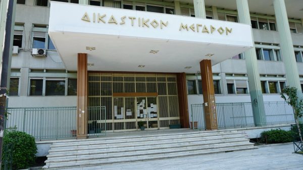Τέμπη: Ελεύθερη μετά την απολογία της η διευθύντρια του υπουργείου Μεταφορών