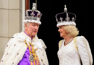 «Τον ικετέψαμε να μην το κάνει»: Ο Κάρολος, η Καμίλα και το παρασκήνιο του γάμου τους