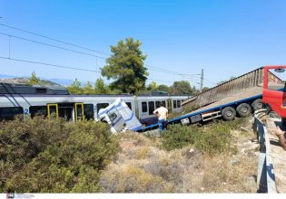 Αυλίδα: «Δεν έπεσαν οι μπάρες» λέει ο οδηγός του φορτηγού που συγκρούστηκε με συρμό του προαστιακού