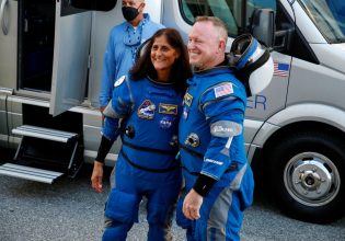 Οι αστροναύτες που αποκλείστηκαν στο διάστημα για 9 μήνες αποκαλύπτουν τι συνέβη στο ταξίδι τους