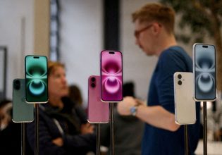 Ο Τραμπ εξαιρεί smartphones, υπολογιστές και μικροτσίπ από τους δασμούς