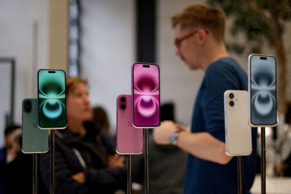 Ο Τραμπ εξαιρεί smartphones, υπολογιστές και μικροτσίπ από τους δασμούς