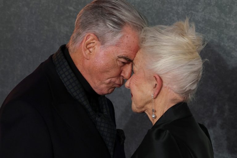 Σεξιστικές οι ταινίες του 007: Ο Πιρς Μπρόσναν συμφωνεί με την Έλεν Μίρεν