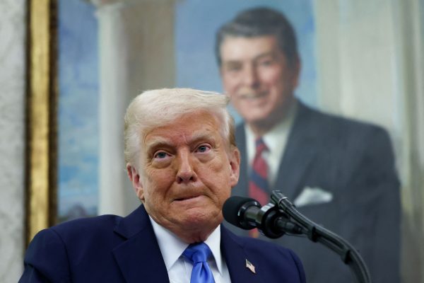 Η καλλιτέχνιδα του «πραγματικά χειρότερου» πορτρέτου του Τραμπ υποστηρίζει ότι απειλείται η καριέρα της