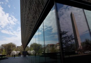 Smithsonian: Ο διευθυντής του Αφροαμερικανικού Μουσείου αποχωρεί μετά τις πιέσεις των Ρεπουμπλικάνων