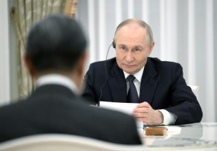 Ρωσία: Ο Βλαντίμιρ Πούτιν υπογράφει διάταγμα με το οποίο καλεί 160.000 νέους στα όπλα