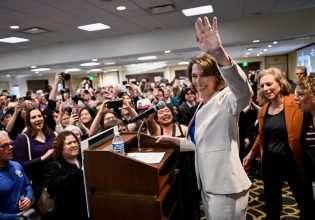 ΗΠΑ: Πρώτη ήττα για Τραμπ και Μασκ – Νίκη υποψήφιας των Δημοκρατικών στο ανώτατο δικαστήριο του Ουισκόνσιν