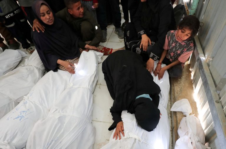 Γάζα: Τουλάχιστον 77 Παλαιστίνιοι νεκροί σε επιθέσεις του Ισραήλ – Βομβάρδισε κλινική του ΟΗΕ