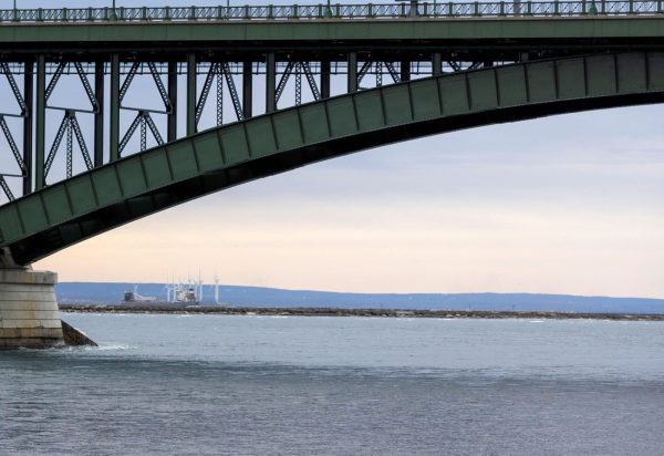 Θρίλερ στο Κιλκίς: Μετανάστης απειλεί να πέσει από γέφυρα – Στο σημείο διαπραγματευτής