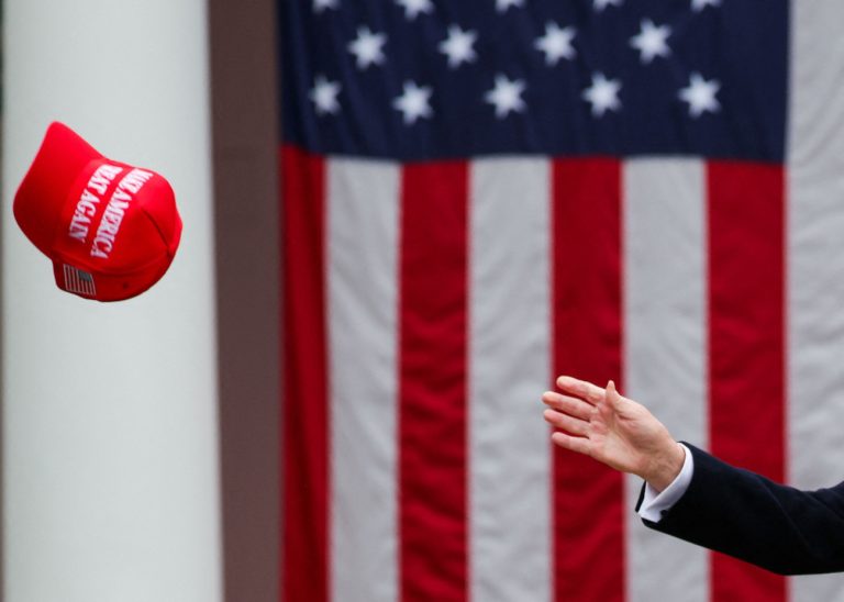 Ψήφισαν οικονομική ανάκαμψη, πήραν δασμούς – Η δεύτερη θητεία ξεκινά με τριγμούς