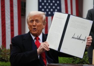 Οι δασμοί Τραμπ φέρνουν αντιδράσεις – «Σταματήστε την δασμολογική τρέλα» λέει η ΕΕ