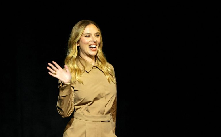 Κάννες 2025: Σκάρλετ Γιόχανσον και Χάρις Ντίκινσον θα κάνουν το σκηνοθετικό τους ντεμπούτο στο φεστιβάλ