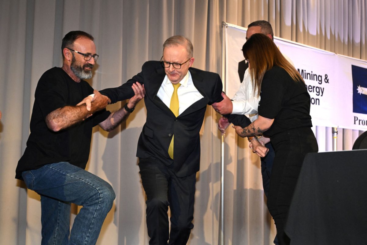 Ο πρωθυπουργός της Αυστραλίας, Άντονι Αλμπανέζε παραπάτησε και έπεσε από τη σκηνή