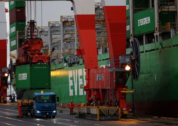 Φον ντερ Λάιεν για δασμούς Τραμπ: Έτοιμοι για αντίμετρα αν χρειαστεί – 50 χώρες ζητούν διαπραγματεύσεις με ΗΠΑ