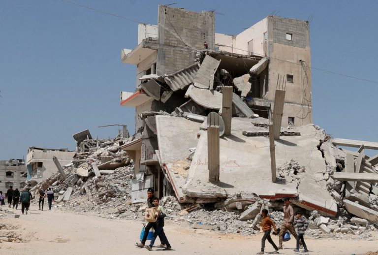 Γάζα: Χιλιάδες Παλαιστίνιοι φεύγουν από τη Ράφα – Το Ισραήλ δημιουργεί «ζώνη ασφαλείας»