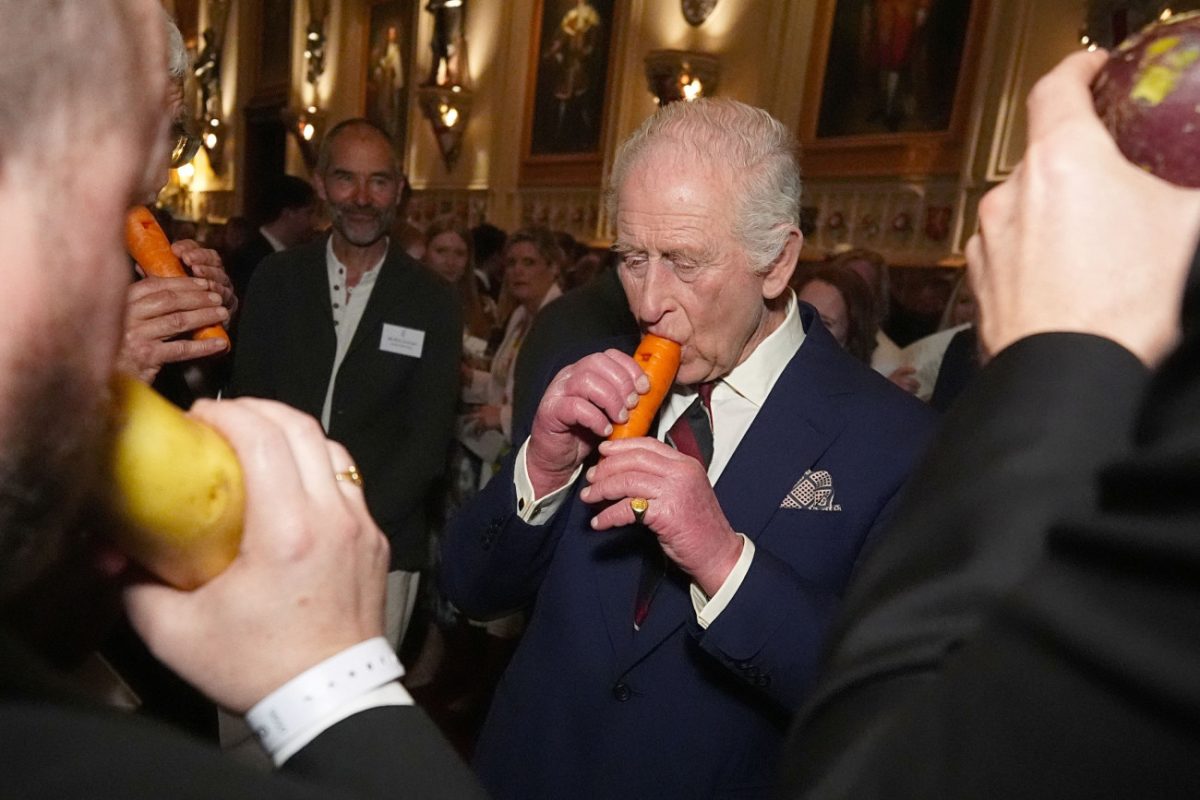 Βασιλιάς Κάρολος: Έπαιξε το «Φεγγαράκι μου λαμπρό» με φλογέρα από αληθινό καρότο